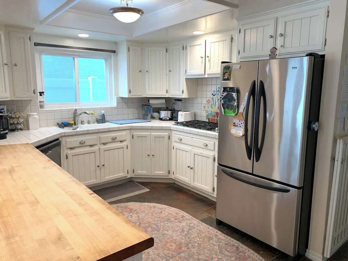 Frigorífico, placa de cocina, lavavajillas y cafetera o tetera