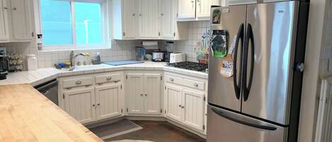 Réfrigérateur, plaque de cuisson, lave-vaisselle, cafetière/bouilloire