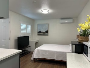 Iron/ironing board, WiFi, bed sheets - @Marbella lane - Exquisite Studio Unit in Ontario (Ontario)