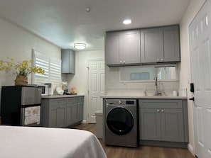 Shower, hair dryer - @Marbella lane - Exquisite Studio Unit in Ontario (Ontario)