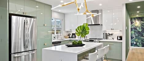 Refrigerador, microondas, horno y parrilla de estufa