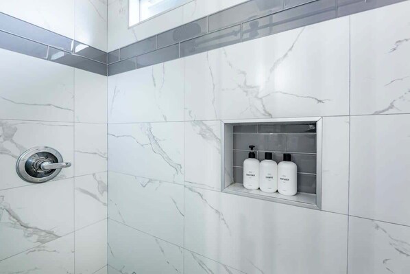 Een douche, een haardroger, handdoeken