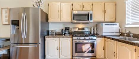 Réfrigérateur, micro-ondes, four, plaque de cuisson