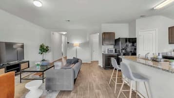 Tv, bordsfotboll och kontor