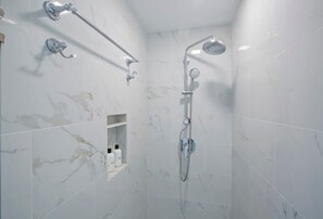 Douche, sèche-cheveux, serviettes fournies