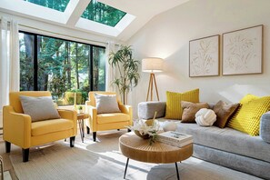 TV, fireplace, offices - Marbella Lane-Cozy Luxury Townhome near Microsoft (Bellevue)