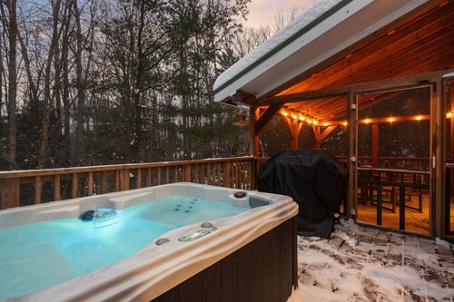 Bear Den: Hot Tub + Secluded | Sleeps 8 | Modern