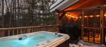 Bear Den: Hot Tub + Secluded | Sleeps 8 | Modern