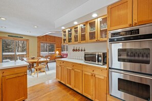 Fridge, microwave, oven, stovetop - Summit Dreams: Hot Tub + 2 Fireplaces | Sleeps 13 (West Dover)