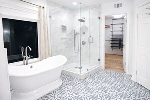 Regadera, toallas, papel de baño 