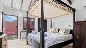 A four-poster bed with a canopy, a bedside table, and a wardrobe. - Boat House with air conditioning in the living room and communal pool (Kralendijk)