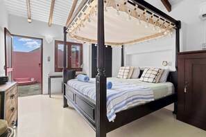 WiFi, bed sheets - Boat House with air conditioning in the living room and communal pool (Kralendijk)