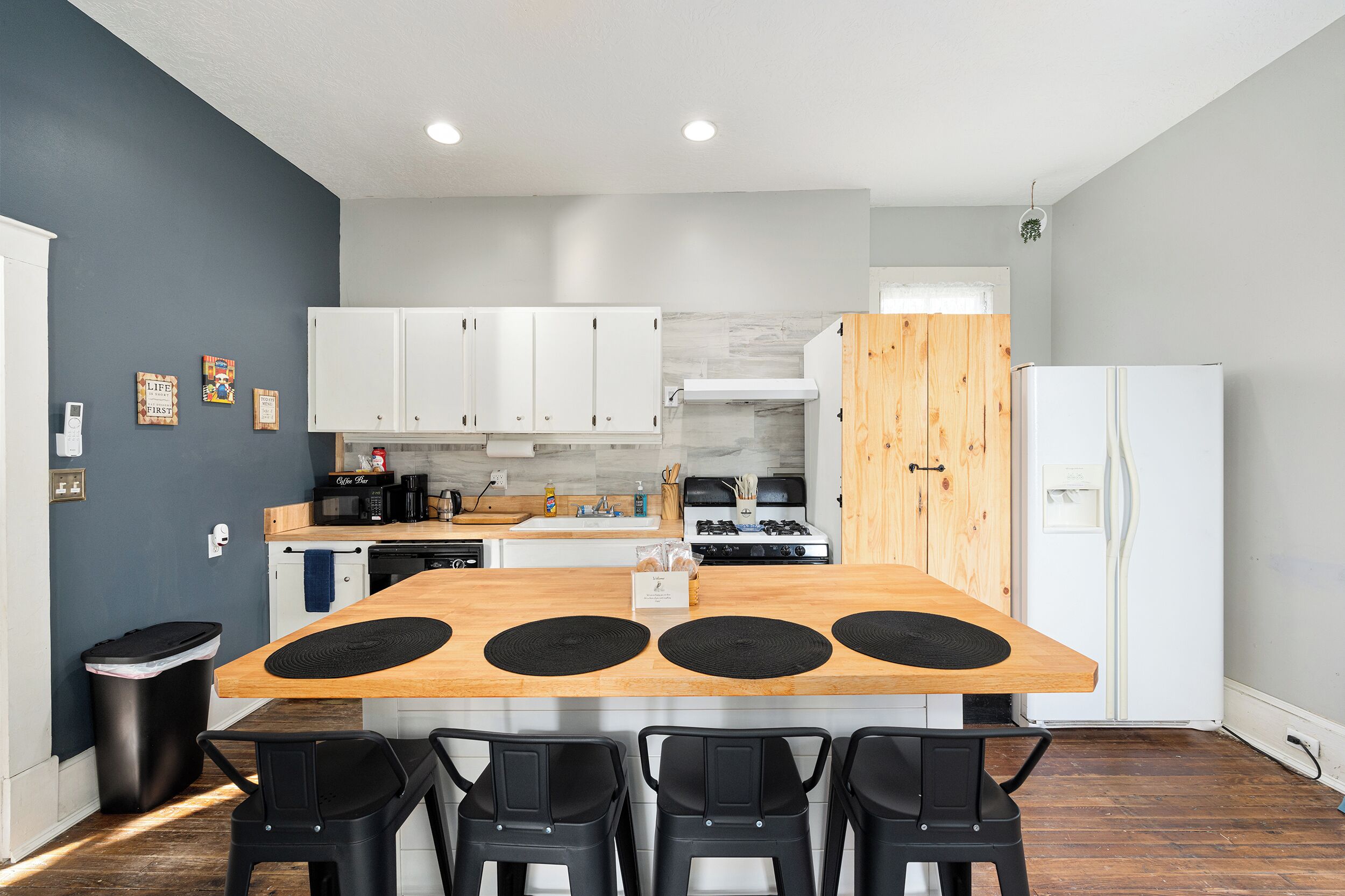 Geladeira, micro-ondas, fogão, cooktop