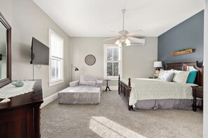 2 bedrooms, iron/ironing board, free WiFi, bed sheets - Historic 2/1 Upper Suite with Pool, walking distance to downtown (Ocala)