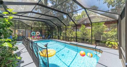 Historic downtown 2/1 upper floor suite w/pool