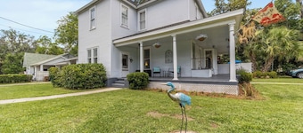 Historic downtown 2/1 upper floor suite w/pool