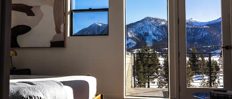 Studiosvit Deluxe - balkong - utsikt mot bergen | BÀddmadrasser, gratis wi-fi och sÀngklÀder