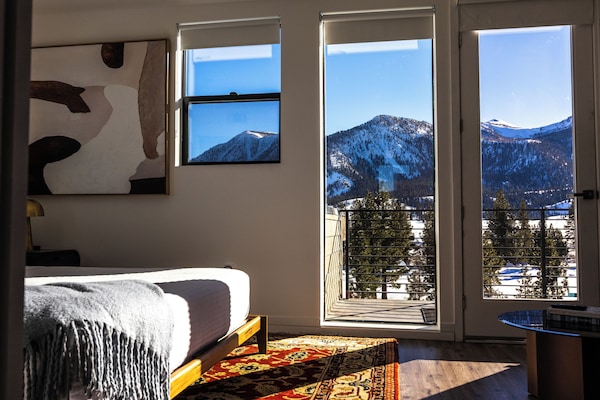 Suite estudio Deluxe, balcón, vista a la montaña | Camas con pillow-top, wifi gratis y ropa de cama