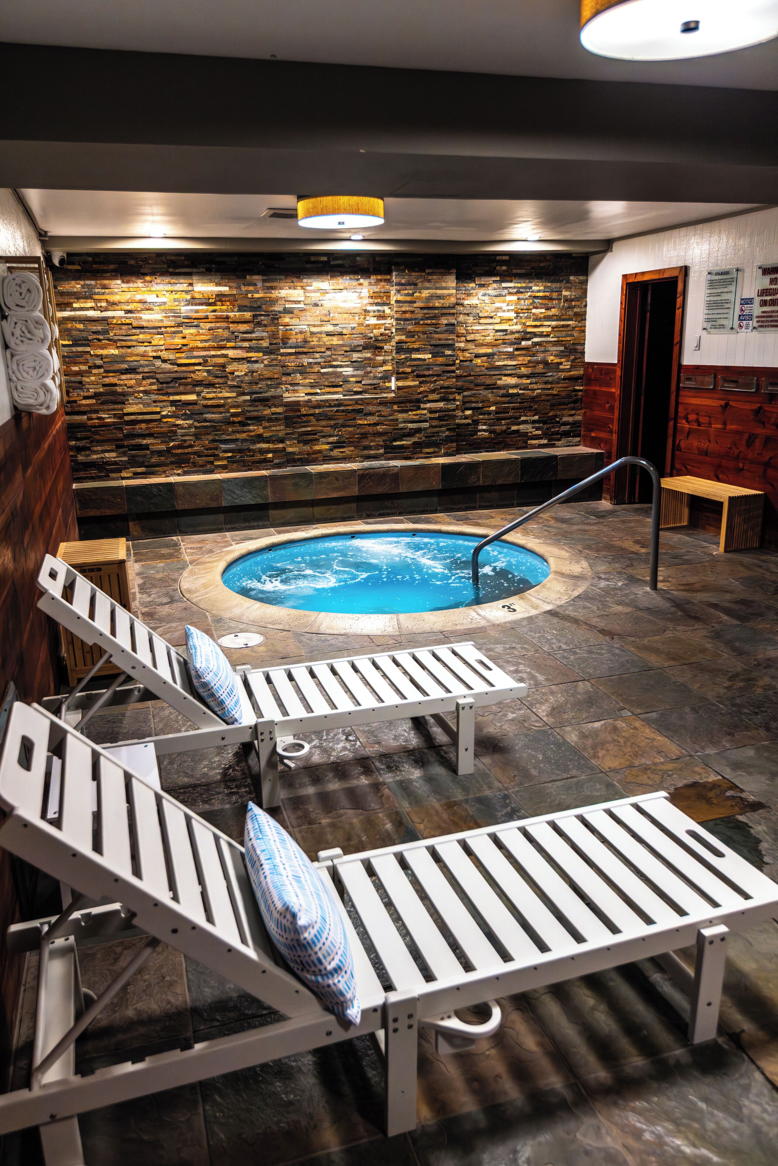 Indoor spa tub