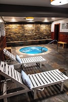 Indoor spa tub