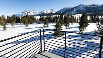 Studio Suite Deluks, balkon, pemandangan gunung | Teras/patio