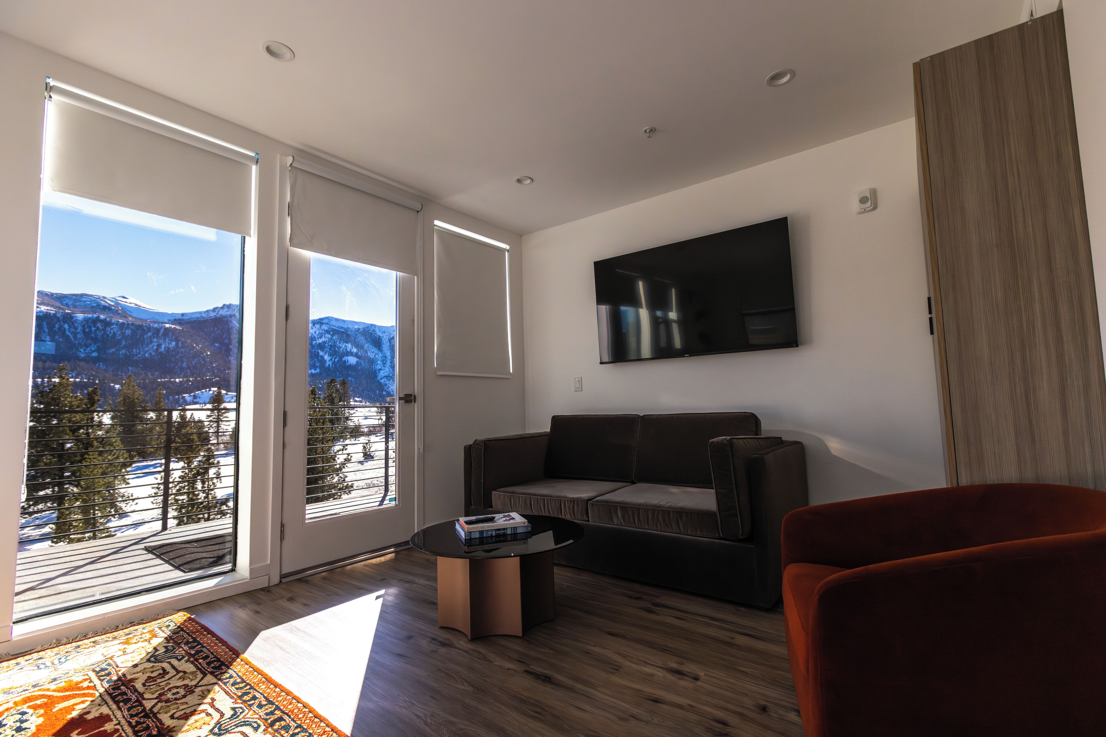 华丽开间套房, 阳台, 山景 | 起居区 | 50-英寸智能电视 （配备有线频道）、书