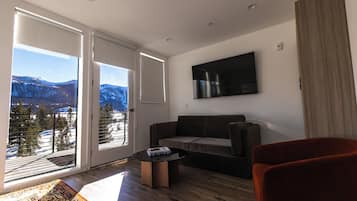 Deluxe Studio Suite, Balcony, Mountain View | Living area | 50-inch Smart TV with cable channels, books