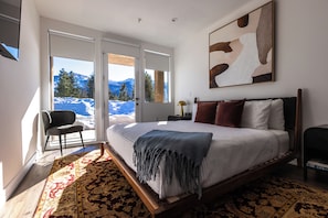 Deluxe Studio | Pillow-top beds, free WiFi, bed sheets