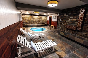 Indoor spa tub - The Sierra House (Mammoth Lakes)