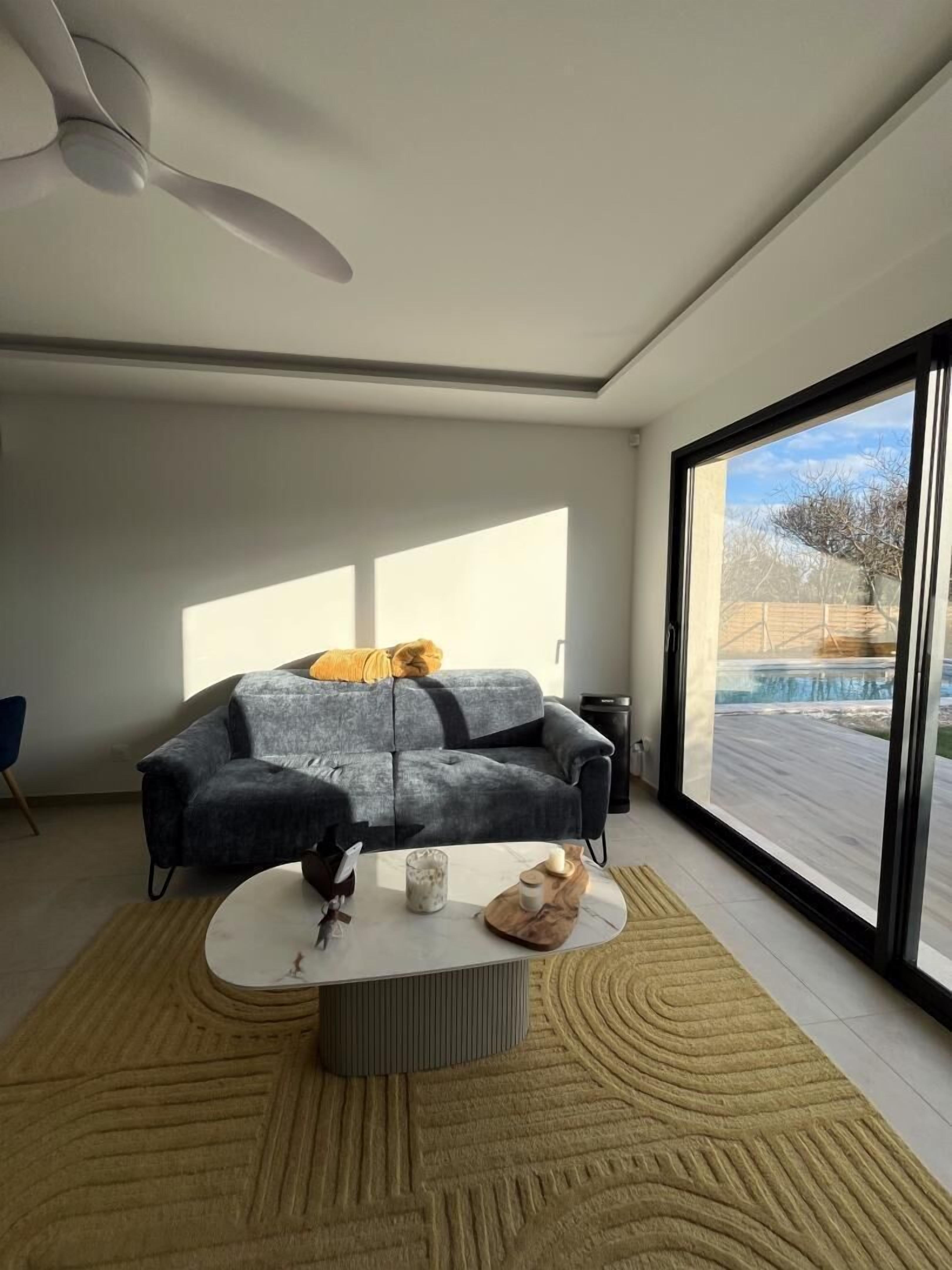 Una televisión, libros