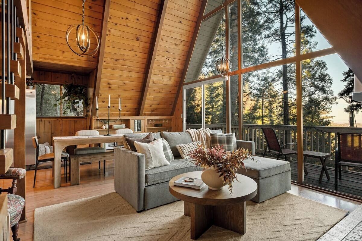 Smart-TV, Kamin, Bücher