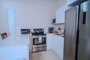 Wasserkocher mit Kaffee-/Teezubehör, Kühlschrank, Mikrowelle, Ofen