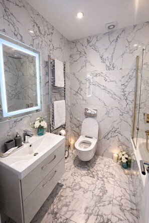 Hair dryer, towels, soap, toilet paper - 3 bedroom cozy flat (London)