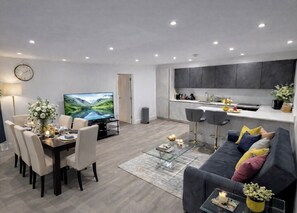 TV - 3 bedroom cozy flat (London)