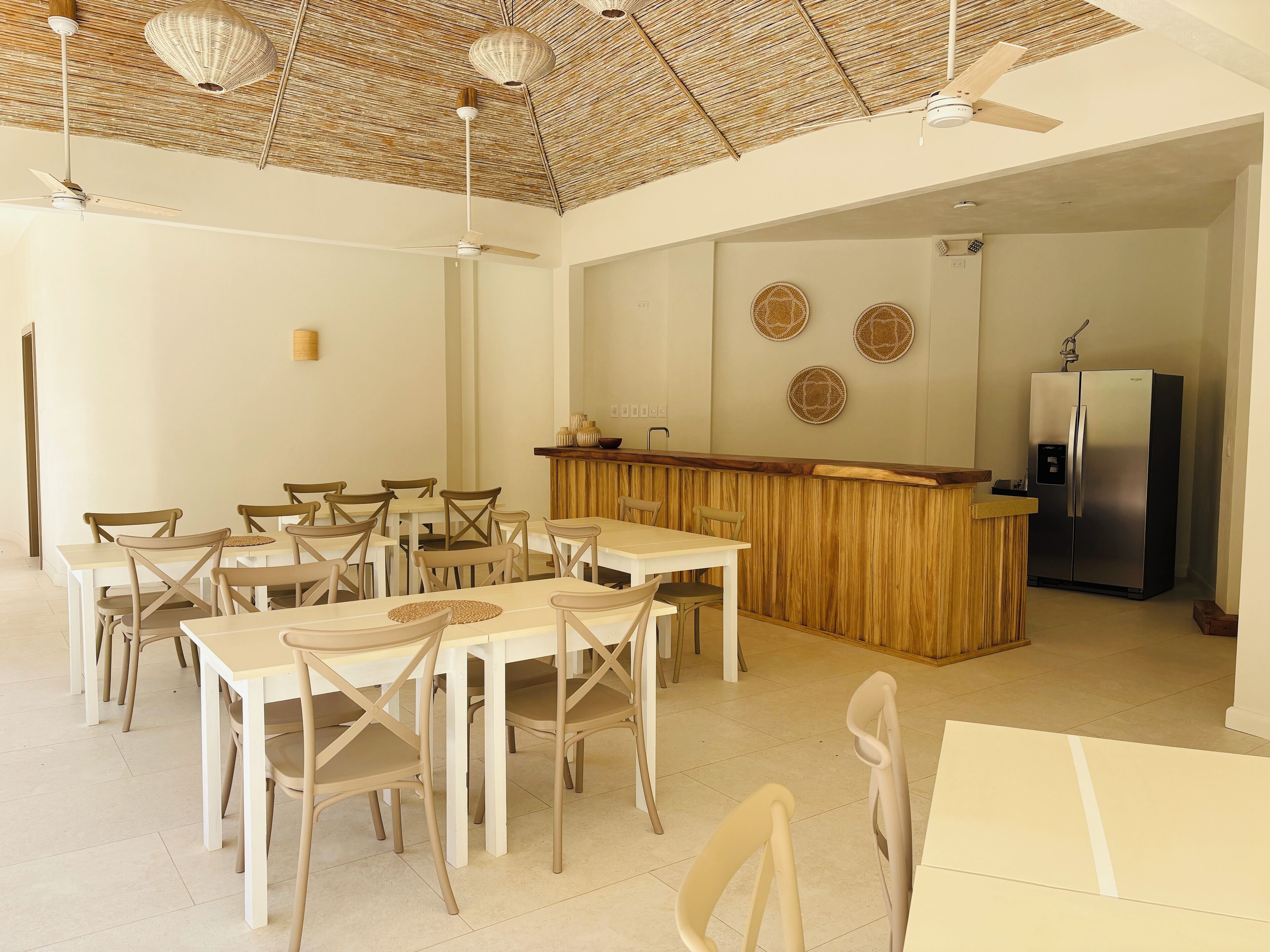 Minikjøleskap, mikrobølgeovn (på forespørsel) og kokeplater