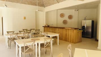 Minikjøleskap, mikrobølgeovn (på forespørsel) og kokeplater