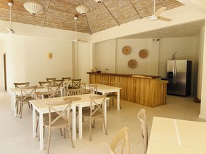 Minikylskåp, mikrovågsugn (vid begäran) och spishäll