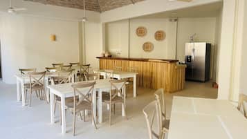 Minijääkaappi, mikroaaltouuni, liesi, kahvin-/teenkeitin