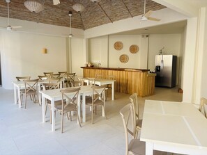 Frigorífico pequeño, microondas (previa solicitud) y placa de cocina