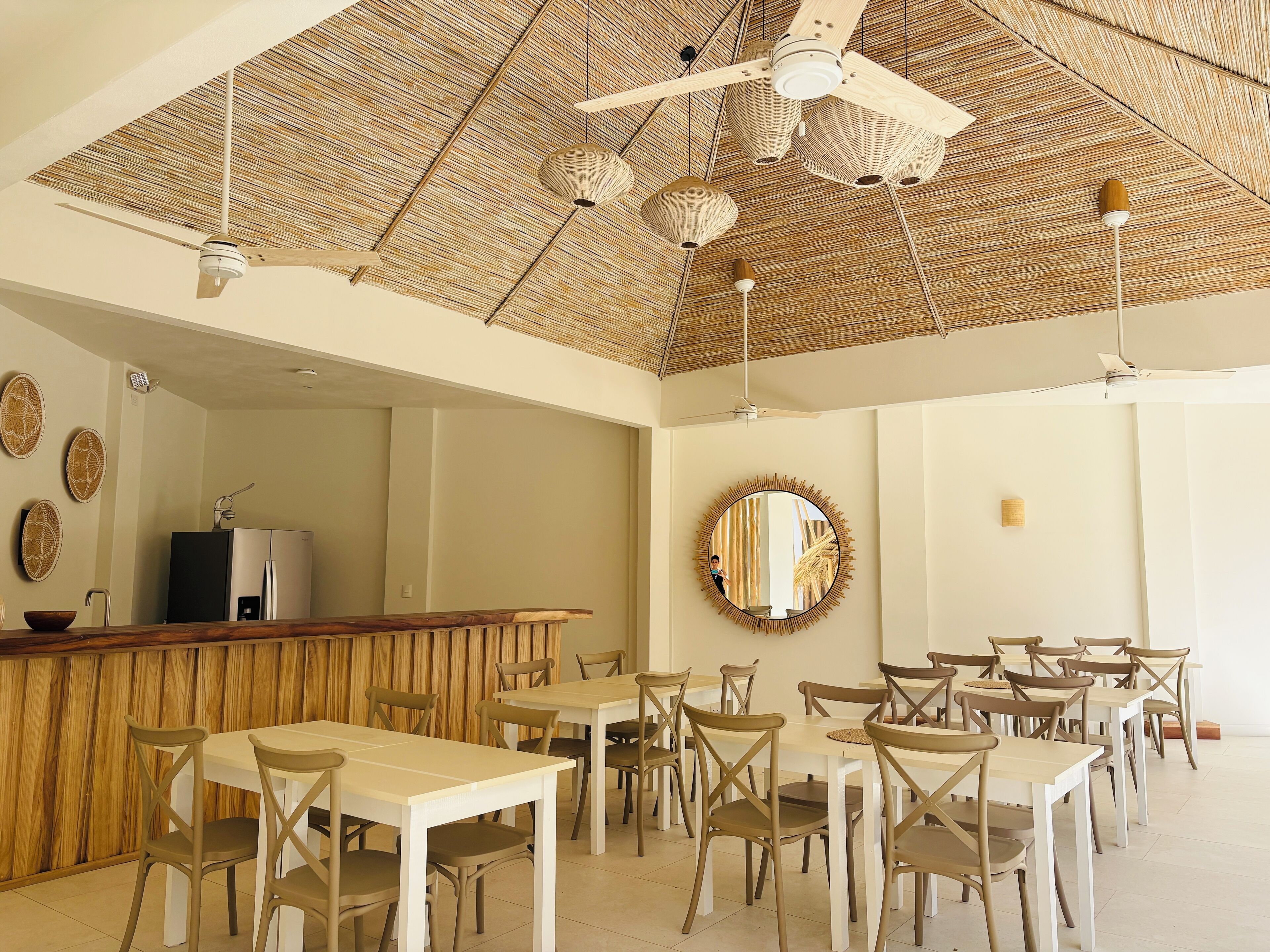 Minikylskåp, mikrovågsugn (vid begäran) och spishäll