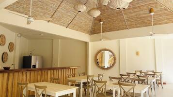 Minikylskåp, mikrovågsugn (vid begäran) och spishäll