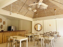 Frigobar, microondas, placa de cocina, cafetera/tetera