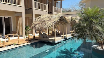 Ulkouima-allas, aurinkotuoleja