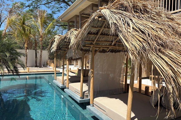 Piscina externa, espreguiçadeiras