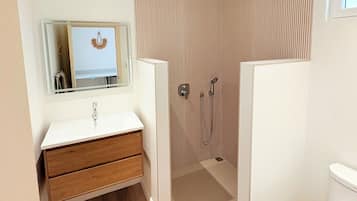 Shower, rainfall showerhead, free toiletries, hair dryer