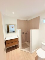 Shower, rainfall showerhead, free toiletries, hair dryer