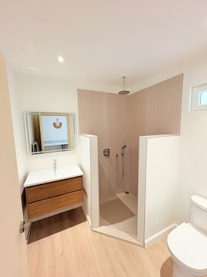 Shower, rainfall showerhead, free toiletries, hair dryer - El Patio Tamarindo (Tamarindo)