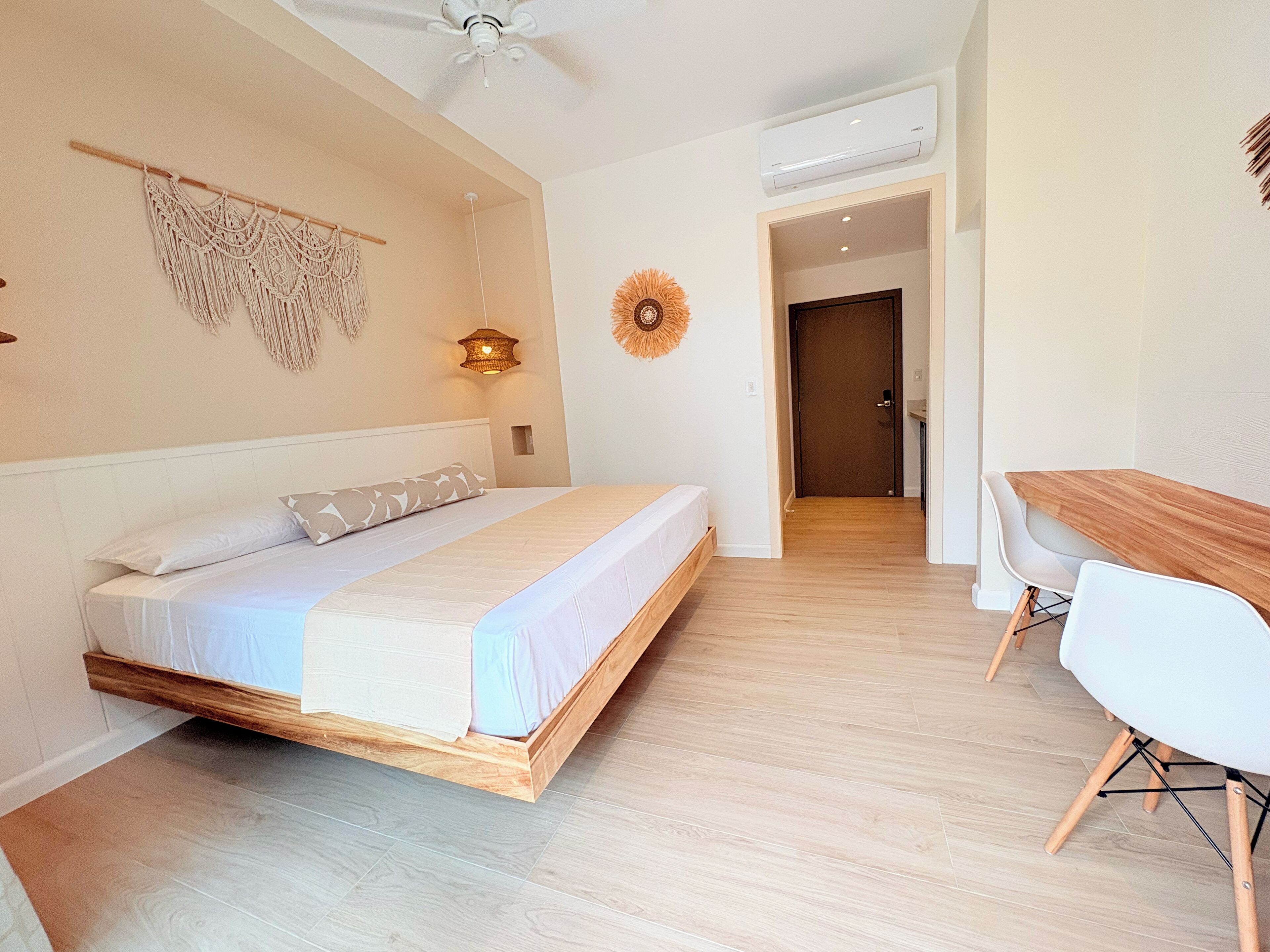 セーフティボックス (室内)、遮光カーテン、防音設備、アイロン / アイロン台