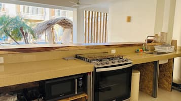 Frigobar, micro-ondas (mediante solicitação), cooktop