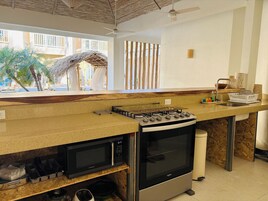 Frigobar, microondas, placa de cocina, cafetera/tetera